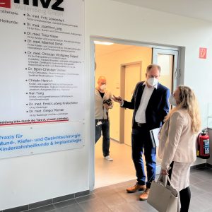Mit Carsten Jochum beim Besuch des MVZ.